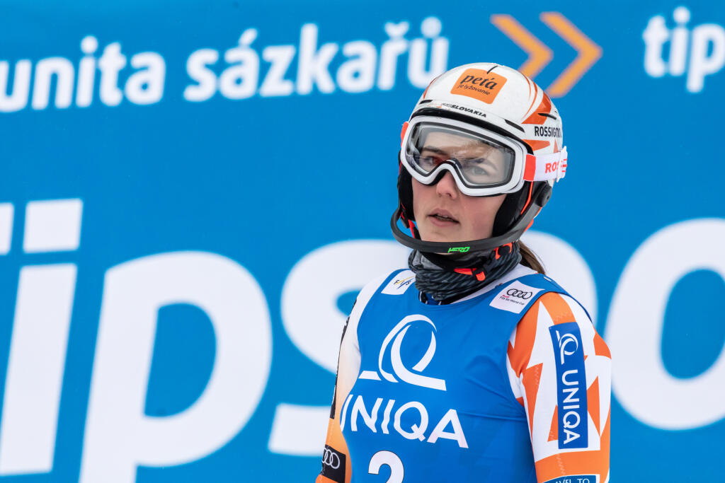 „V oboch kolách som urobila veľa chýb. Nebudem ani hovoriť, čo sa mi odohráva v hlave, pretože by som bola príliš úprimná. Mrzí ma to, taký je však šport. Tento víkend mi to nevyšlo. Oddýchnem si, načerpám sily a budem sa snažiť dobre pripraviť na MS,“ povedala Vlhová v cieľovom priestore. Vlhová neskrývala sklamanie z výsledku pretekov a toto sa dialo mimo kamier.