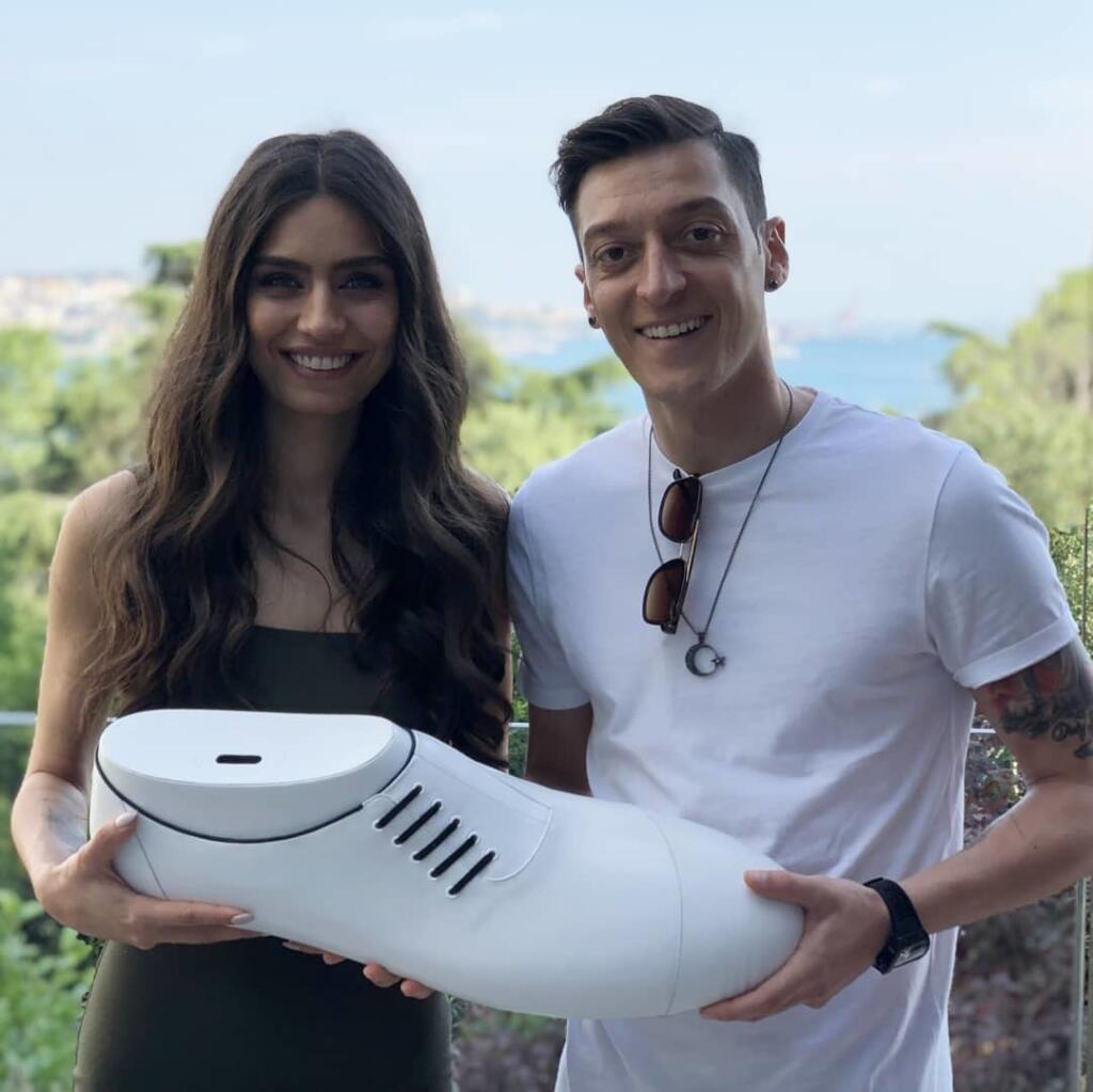 Mesut Özil a jeho manželka Amine Özil. Pre nemeckého reprezentanta je bezpečnosť dôležitá. Aj preto dom, v ktorom tento pár býva, aktuálne stráži SBS.