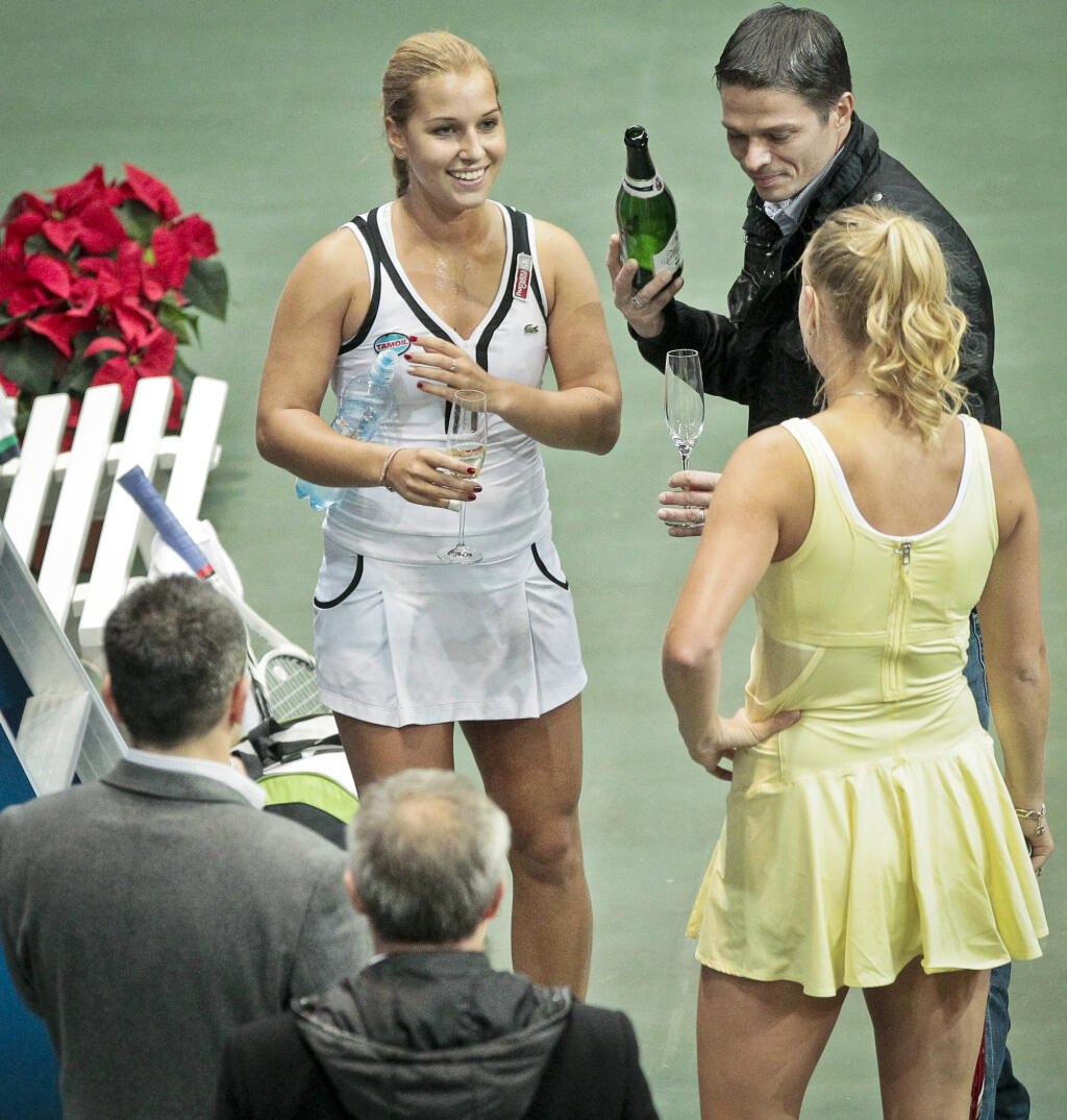 Na snimke zlava slovenska zenska tenisova jednotka Dominika Cibulkova a svetova zenska tenisova jednotka Caroline Wozniacki pocas exhibicneho zapasu Tennis Classic.