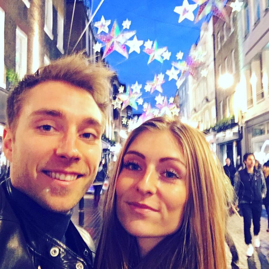 Dánsky futbalista Christian Eriksen a jeho priateľka Sabrina tvoria pár už takmer 10 rokov. Manželmi sú od roku 2018 a majú spolu dve deti.