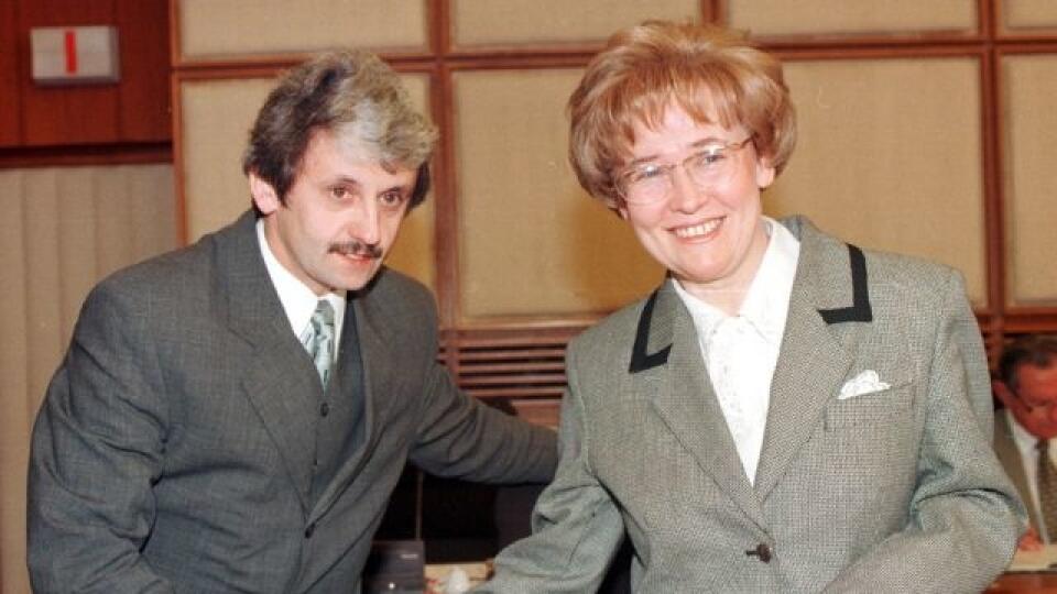5.schôdza vlády 18.novembra 1998 na Úrade vlády SR. Na sn. ministerka financií Brigita Schmögnerová a predseda vlády Mikuláš Dzurinda. Foto: Pavol Funtál - TASR