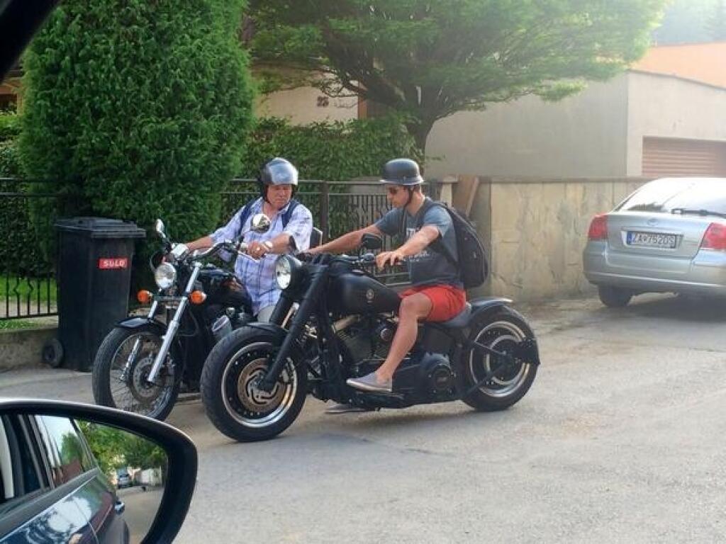 Peter Sagan holduje aj motorkám. Vlastní dokonca jeden stroj od Harley Davidson. Odfotili ho na ňom dokonca aj v Žiline.