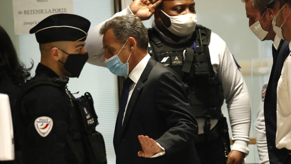 WA 51 Paríž - Bývalý francúzsky prezident Nicolas Sarkozy prichádza na súd v Paríži v pondelok 1. marca 2021. V pondelok sa očakáva vynesenie verdiktu v procese s bývalým francúzskym prezidentom Nicolasom Sarkozym obvineným z korupcie. FOTO TASR/AP
Former French President Nicolas Sarkozy arrives at the courtroom Monday, March 1, 2021 in Paris. The verdict is expected in a landmark corruption and influence-peddling trial that has put French former President Nicolas Sarkozy at risk of a prison s