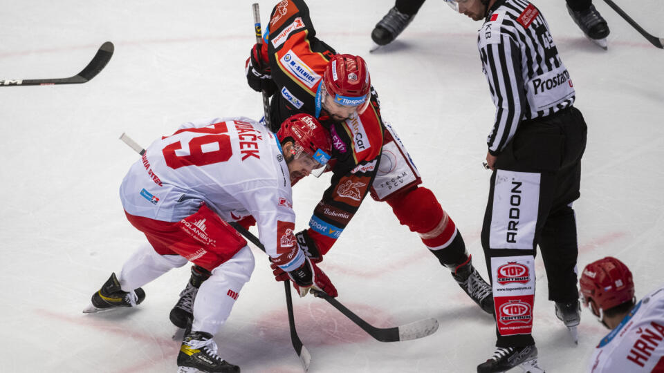 Na snímke zľava Libor Hudáček (Třinec) a Patrik Miškář (Hradec Králové) počas štvrtého finálového zápasu  českej hokejovej extraligy play off HC Oceláři Třinec - Mountfield Hradec Králové 23. apríla 2023 v Třinci. FOTO TASR - Jaroslav Novák