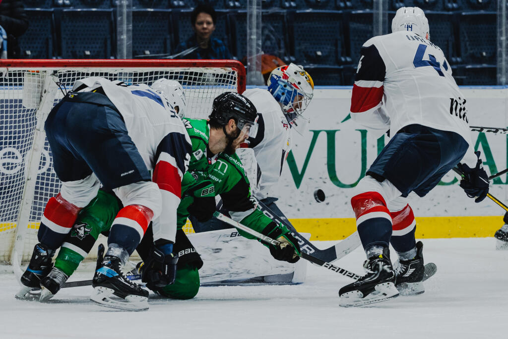 Na snímke Samuel Hlavaj (Slovan) počas zápasu 11.kola základnej časti hokejovej Tipos Extraligy medzi HC Slovan Bratislava a HC Nové Zámky.