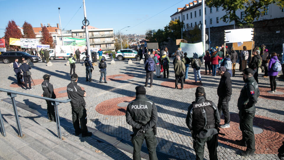 Snímka z protestu lesníkov pred parlamentom počas schôdze, na ktorej sa malo hlasovať o reforme národných parkov.