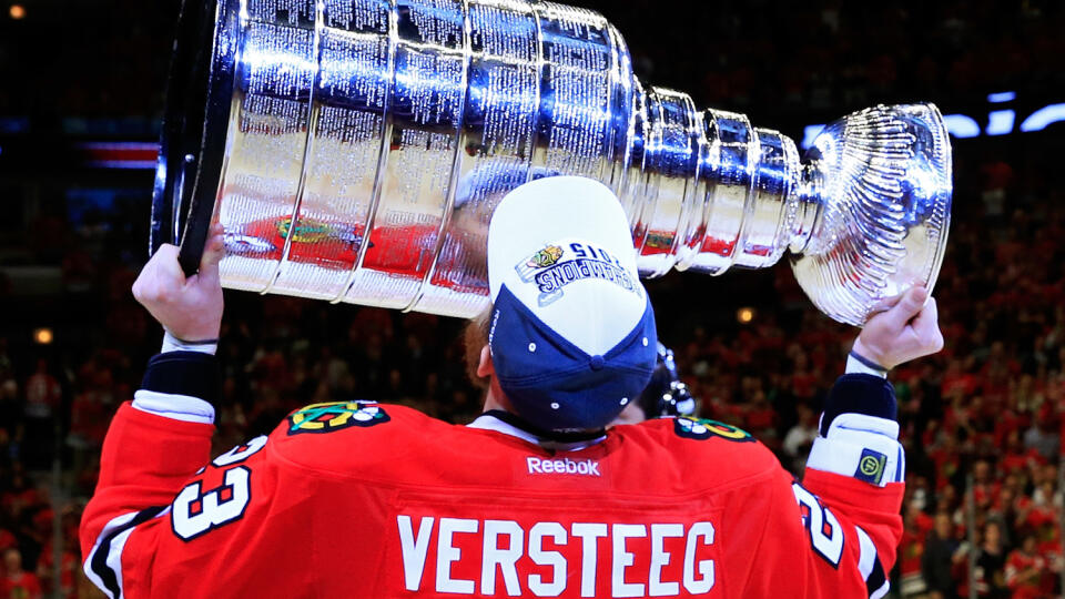 Kris takto zdvihol nad hlavu vysnený Stanley Cup.