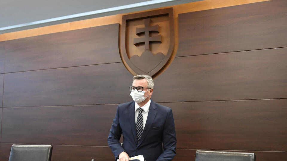 Na snímke predseda ÚS SR Ivan Fiačan počas oznámenia rozhodnutia ÚS SR po neverejnom zasadnutí pléna ÚS. Uznesenie vlády o vyhlásení núdzového stavu od 1. októbra je v súlade s Ústavou SR a ústavným zákonom o bezpečnosti štátu v čase vojny, vojnového stavu, výnimočného stavu a núdzového stavu. V Košiciach, 14. októbra 2020. FOTO TASR – František Iván