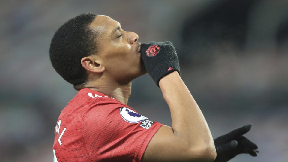 KK6 Manchester - Háč Anthony Martial z Manchestru United sa teší z gólu počas zápasu 17. kola anglickej Premier League Manchester United - Aston Villa 1. januára 2021 v Manchestri. FOTO TASR/AP
Manchester United's Anthony Martial celebrates after scoring the opening goal of the game during the English Premier League soccer match between Manchester United and Aston Villa at Old Trafford in Manchester, England, Friday, Jan. 1, 2021. (Lindsey Parnaby/ Pool via AP)