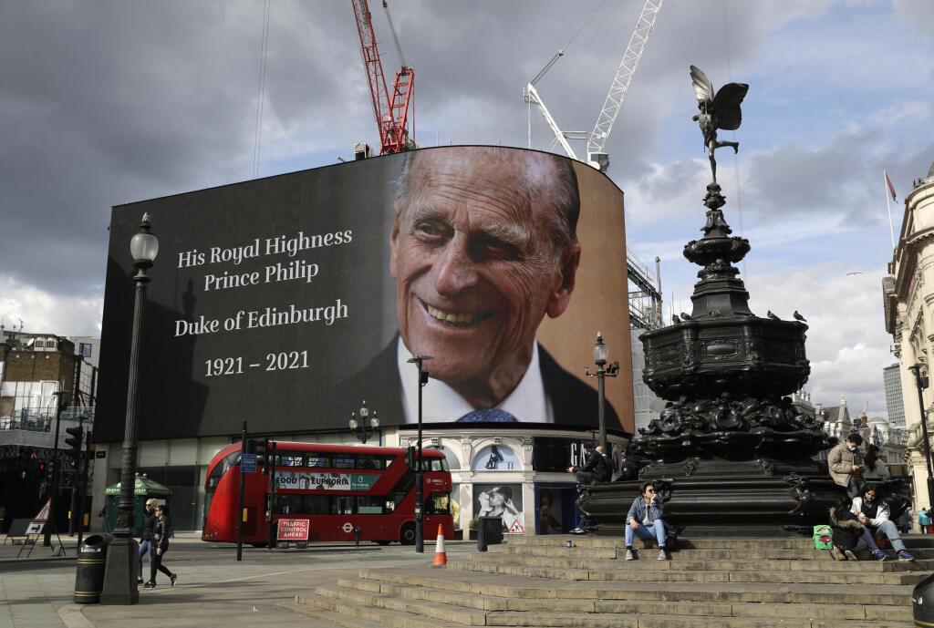 Na veľkoplošnej obrazovke fotografia zosnulého britského princa Philipa na budove Piccadilly Circus v Londýne 9. apríla 2021. Britský princ Philip, manžel kráľovnej Alžbety II., zomrel v piatok vo veku 99 rokov. Oznámil to Buckinghamský palác.
