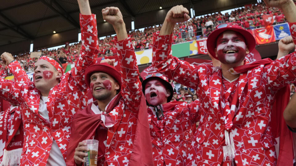 JB 66 Stuttgart - Švajčiarski fanúšikovia skandujú pred zápasom A-skupiny Škótsko - Švajčiarsko na ME 2024 vo futbale v Stuttgarte 19. júna 2024. FOTO TASR/AP
Swiss fans cheer for their national team ahead of a Group A match between Scotland and Switzerland at the Euro 2024 soccer tournament in Cologne, Germany, Wednesday, June 19, 2024. (AP Photo/Alessandra Tarantino)