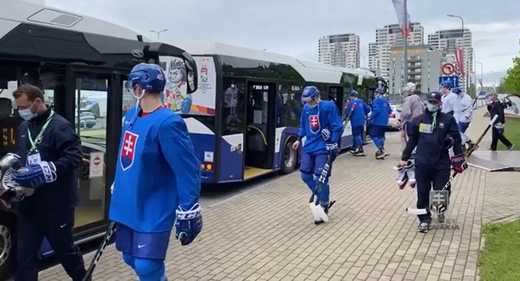 Takto netradične autobusom sa slovenskí hokejisti presúvajú v dejisku tohtoročných MS na tréningy.
