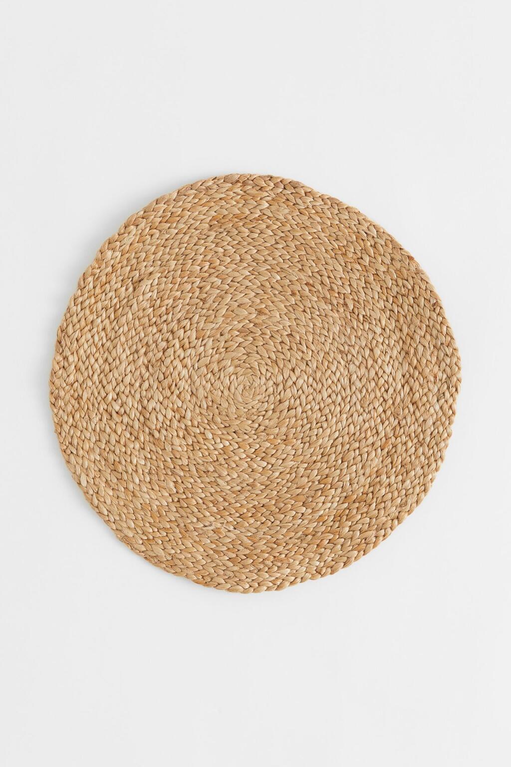 8. Okrúhle jutové prestieranie, H&M Home, 8,99 €