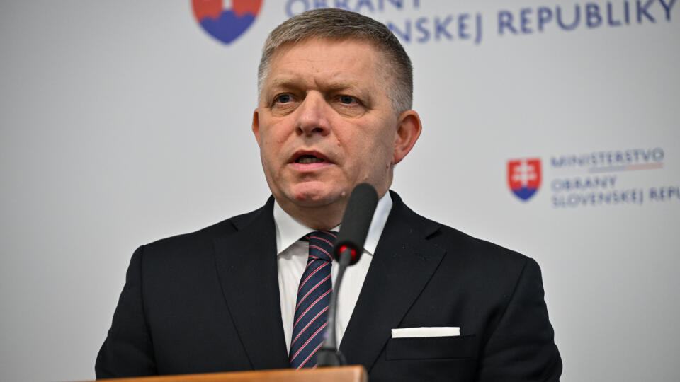 Na snímke predseda vlády SR Robert Fico (SMER-SD) počas tlačovej konferencie po stretnutí s ministrom obrany SR Robertom Kaliňákom (SMER-SD) na pôde rezortu obrany 6. novembra 2023 v Bratislave.