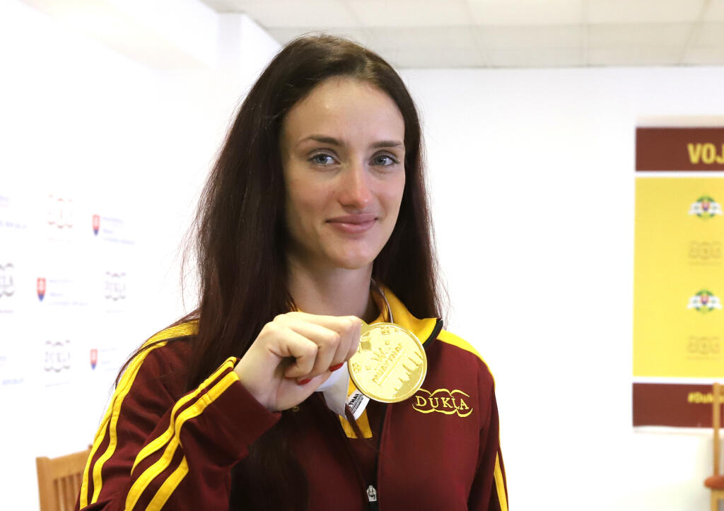 Na snímke majsterka sveta v thajskom boxe Monika Chochlíková pózuje s medailou počas tlačovej konferencie k rekordnému medailovému bilancovaniu VŠC DUKLA v roku 2021, v Banskej Bystrici 17. decembra 2021.