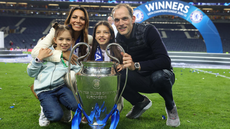 Thomas Tuchel sa po zápase vybláznil na trávniku s manželkou a oboma dcérami.