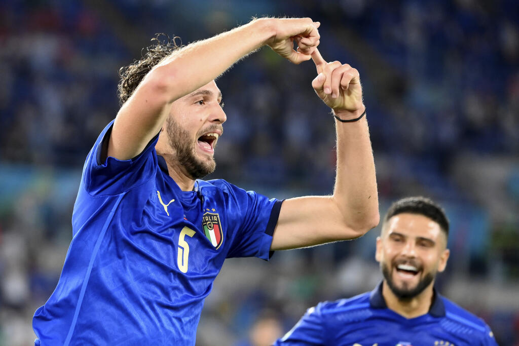 EBE 45 Rím - Na snímke taliansky stredopoliar Manuel Locatelli oslavuje svoj úvodný gól v zápase A-skupiny na majstrovstvách Európy vo futbale 2021 Taliansko – Švajčiarsko v stredu 16. júna 2021 v Ríme. FOTO TASR/AP
Italy's Manuel Locatelli celebrates after scoring his side's first goal during the Euro 2020 group A soccer match between Italy and Switzerland, in Rome's Olympic Stadium, Wednesday, June 16, 2021. (Alfredo Falcone/LaPresse via AP)