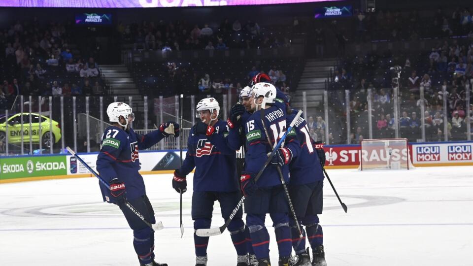PK 14 Tampere - Na snímke hokejsti USA zľava Alex Galchenyuk, Nate Schmidt, Seth Jones, John Hayden a Adam Gaudette sa tešia po strelení gólu počas zápasu základnej B - skupiny USA - Lotyšsko na 85. majstrovstvách sveta v ľadovom hokeji v Tampere v piatok 13. mája 2022. FOTO TASR/AP
United States' Alex Galchenyuk, left, Nate Schmidt (88), Seth Jones, John Hayden (15) and Adam Gaudette, right, celebrate their side's 2-0, during their group B Hockey World Championship match against Latvia in Tamp