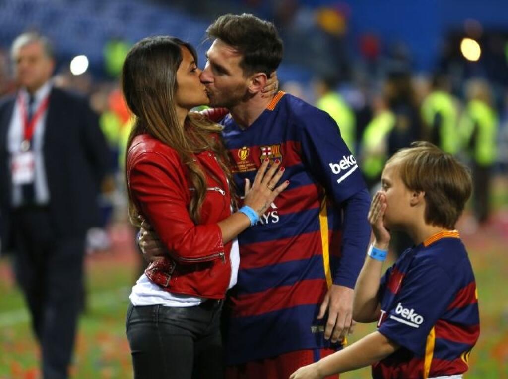 Barcelona's Lionel Messi kisses his wife Antonella Roccuzzo as they celebrate after winning the final of the Copa del Rey soccer match between FC Barcelona and Sevilla FC at the Vicente Calderon stadium in Madrid, Sunday, May 22, 2016. Barcelona won 2-0 (AP Photo/Francisco Seco)