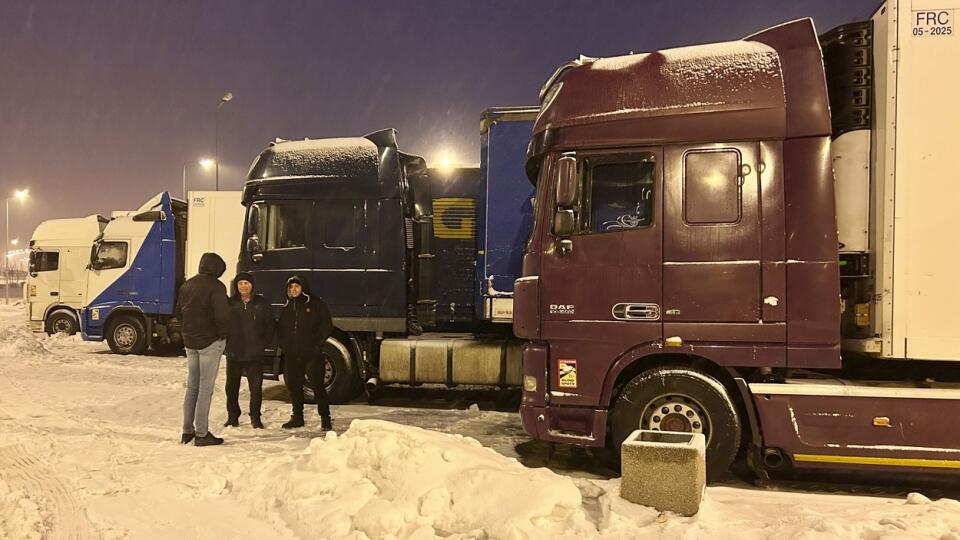 Kamióny na juhovýchode Poľska na troch hraničných priechodoch s Ukrajinou stále čakajú v dlhých kolónach v súvislosti s pokračovaním protestu poľských kamionistov.