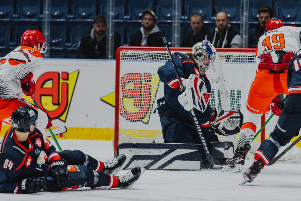 Na snímke Kristers Gudlevskis (Slovan) a Matouš Čmiel (Třinec) počas zápasu F skupiny Champions hockey league medzi HC Slovan Bratislava a Oceláři Třinec.