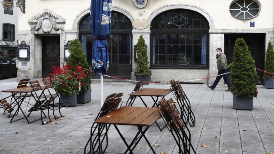EBE 13 Mníchov - Na snímke muž prechádza okolo zavretej tradičnej reštaurácie Weisses Bräuhaus v centre Mníchova v pondelok 2. novembra 2020. Od polnoci z nedele na pondelok platí v Nemecku čiastočný lockdown. Na verejnosti sú povolené zhromaždenia najviac desiatich osôb z nie viac ako dvoch rôznych domácností. Zatvorené sú do konca novembra okrem reštaurácií a barov aj kiná, múzeá, divadlá, masážne a kozmetické salóny či fitnescentrá. FOTO TASR/AP
A man passes the closed traditional restaurant