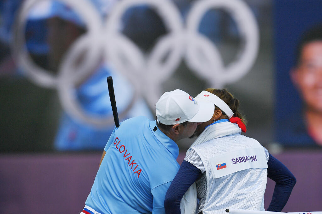 Na snímke slovenský golfista Rory Sabbatini s caddym - manželkou Martinou sa bozkávajú po poslednom údere vo štvrtom kole turnaja mužov počas XXXII. letných olympijských hier v Tokiu 1. augusta 2021.