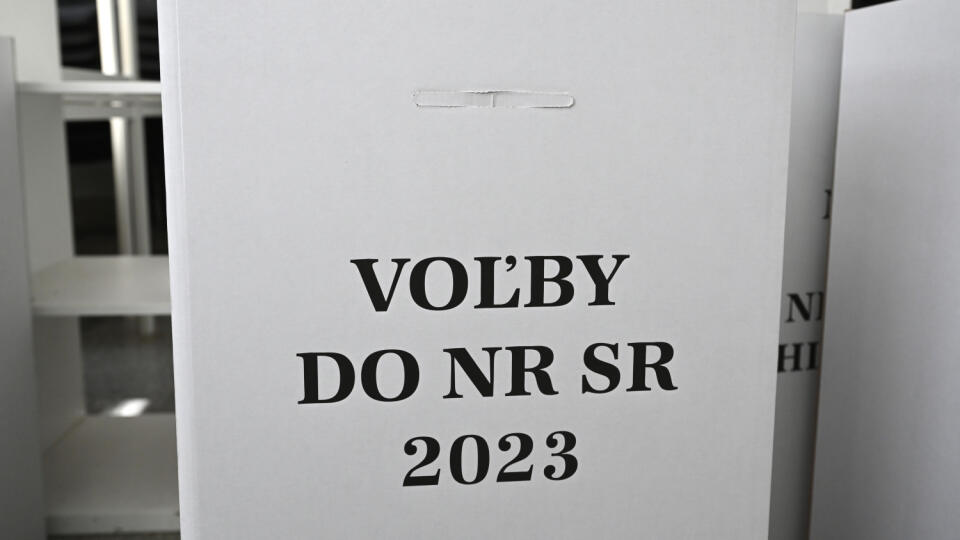 Na Slovensku sa v sobotu 30. septembra 2023 budú konať v poradí štvrté predčasné a celkovo deviate parlamentné voľby v ére samostatnosti. Na snímke volebné schránky, ktoré distrubuovali zamestnanci mesta Trenčín z kultúrneho domu v trenčianskej mestskej časti Záblatie do jednotlivých okrskových komisií pred blížiacimi sa predčasnými parlamentnými voľbami v stredu 27. septembra 2023. FOTO TASR - Radovan Stoklasa
