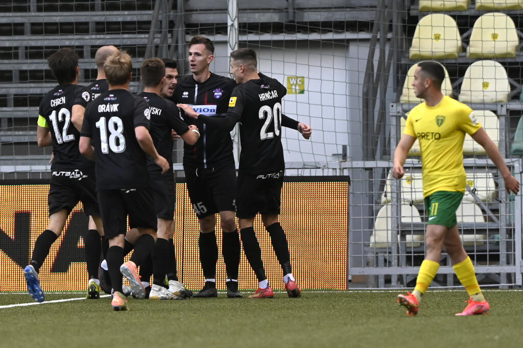 Na snímke Filip Balaj (ViOn Zlaté Moravce) sa teší spoločne so spoluhráčmi po tom, čo strielil prvý gól vo finálovom zápase play off FL o Európsku konferenčnú ligu MŠK Žilina - ViOn Zlaté Moravce, 28. mája 2021 v Žiline. FOTO TASR - Radovan Stoklasa
