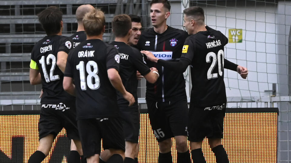 Na snímke Filip Balaj (ViOn Zlaté Moravce) sa teší spoločne so spoluhráčmi po tom, čo strielil prvý gól vo finálovom zápase play off FL o Európsku konferenčnú ligu MŠK Žilina - ViOn Zlaté Moravce, 28. mája 2021 v Žiline. FOTO TASR - Radovan Stoklasa