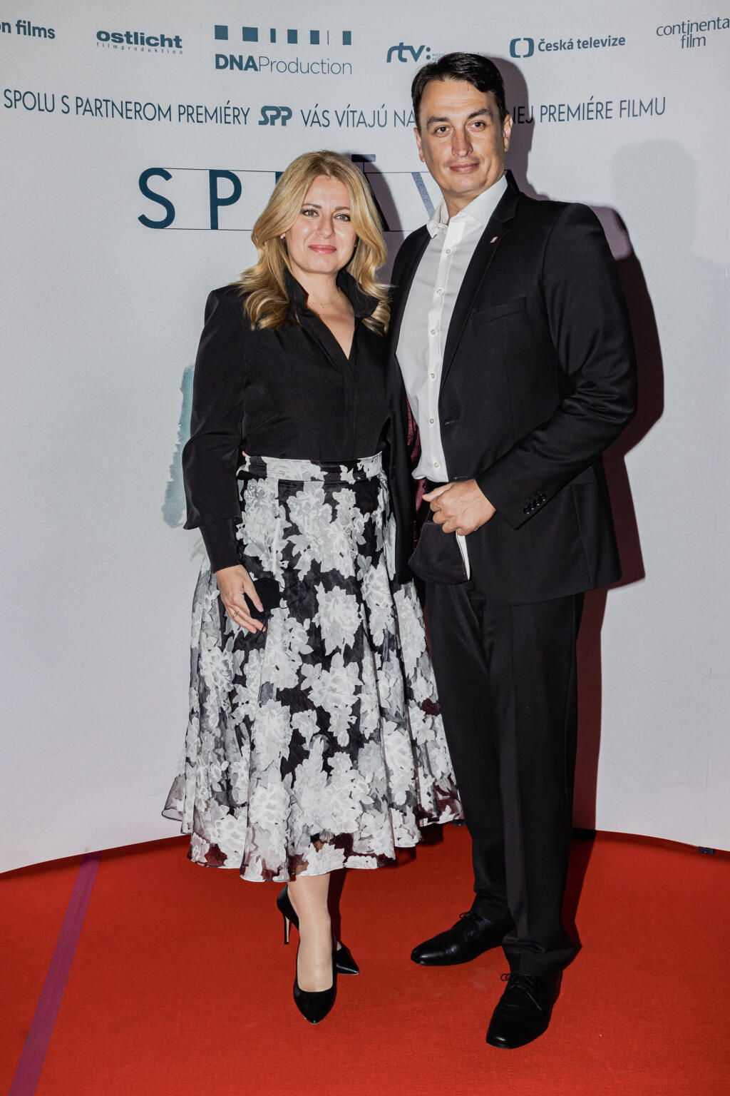 Na snímke prezidentka Zuzana Čaputová s partnerom Jurajom Rizmanom prichádzajú na premiéru filmu Petra Bebjaka, Správa.