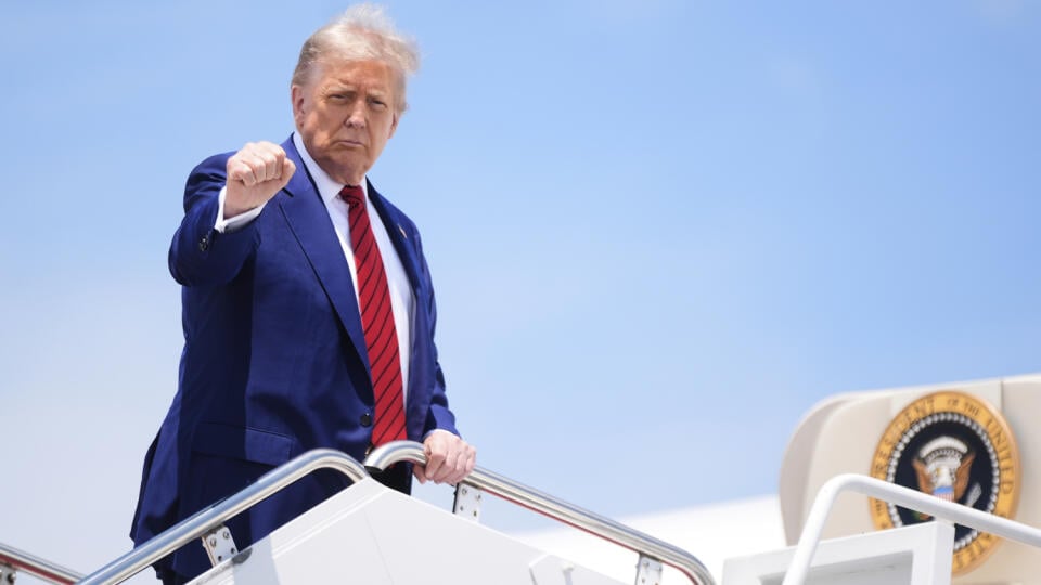 AZ28 Letecká základňa Andrews - Na snímke prezident USA Donald Trump gestikuluje na leteckej základni Andrews v americkom štáte Maryland približne 13 kilometrov od Washingtonu 20. júna 2025. Administratíva amerického prezidenta Donalda Trumpa v piatok oznámila, že uvalila nové sankcie súvisiace s Iránom, namierené proti ôsmim subjektom, jednému plavidlu a jednej osobe za ich údajnú úlohu pri dodávaní citlivých zariadení pre iránsky zbrojný priemysel. FOTO TASR/AP
President Donald Trump gesture