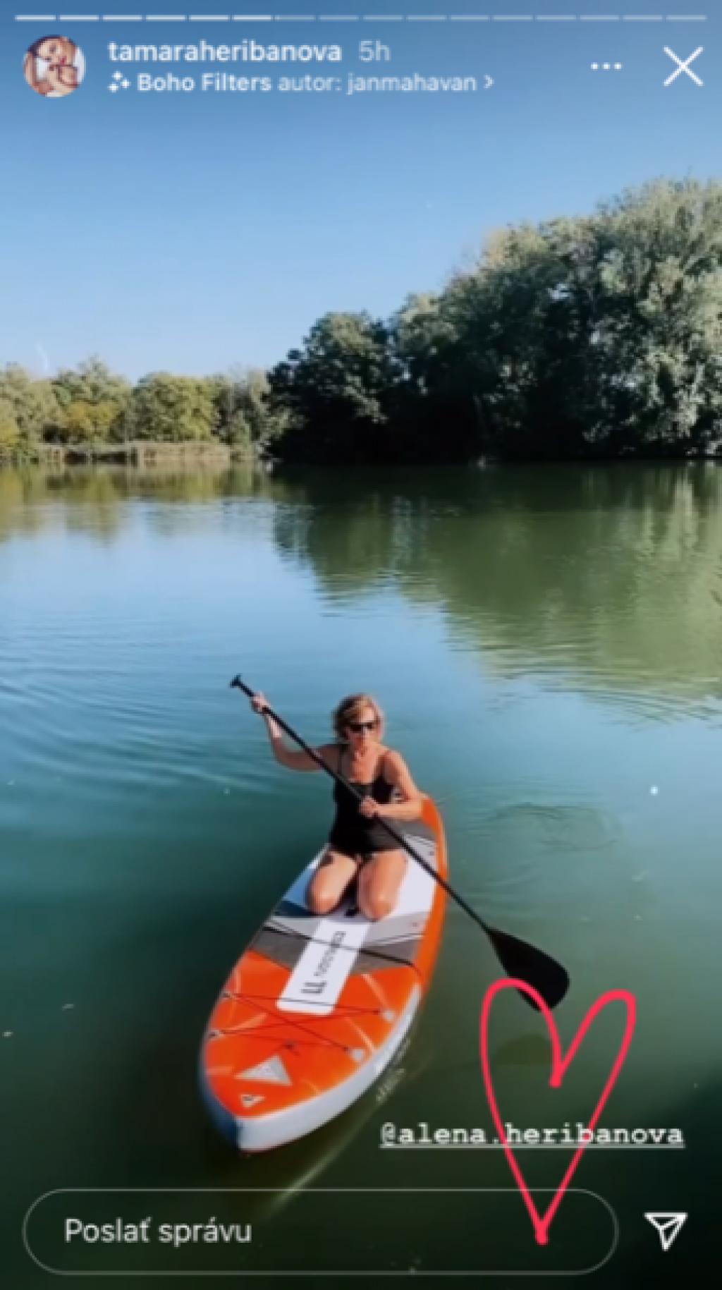 Alene to v plavkách naozaj pristalo.