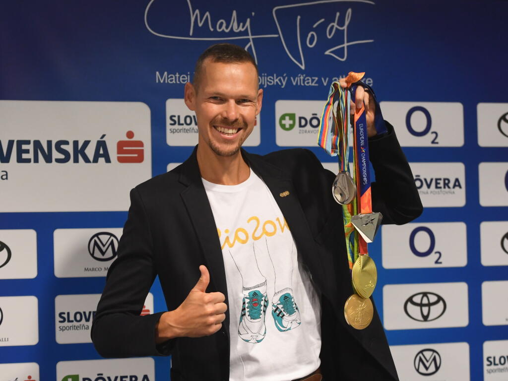 Na snímke chodec Matej Tóth pózuje s medailami, ktoré získal počas kariéry pred tlačovou konferenciou. V Bratislave, 28. septembra 2021 FOTO TASR - Martin Baumann