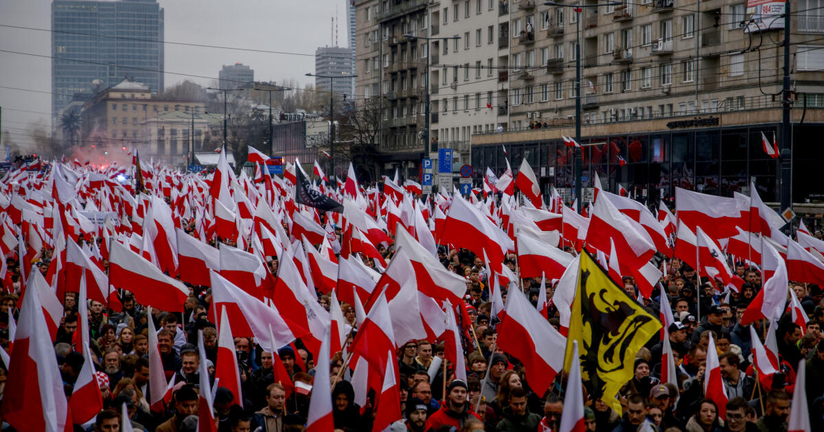 Tysiące ludzi na Marszu Niepodległości w Warszawie