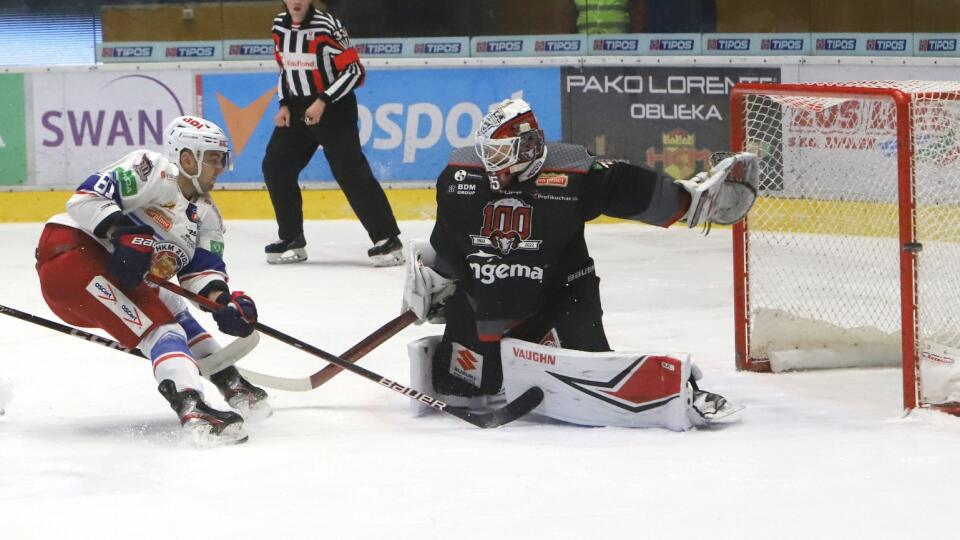Na snímke zľava Karol Csányi (Zvolen) a brankár Banskej Bystrice Robin Rahm počas zápasu 17. kola Tipos extraligy HKM Zvolen - HC 05 Banská Bystrica vo Zvolene 16. novembra 2022. FOTO TASR - Ján Krošlák