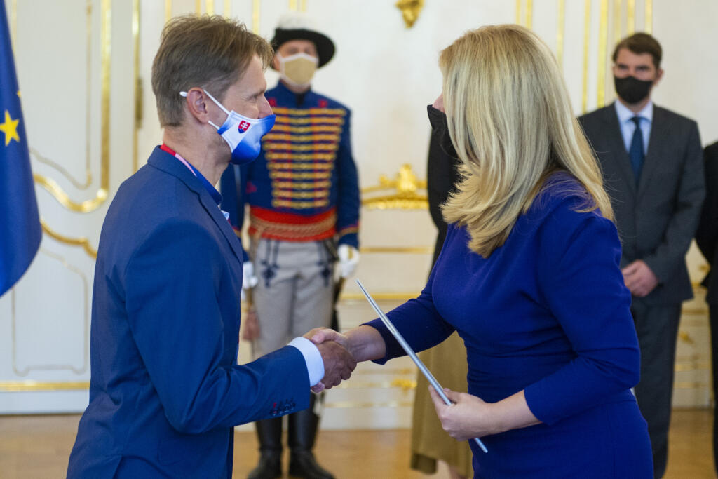 Prezidentka SR Zuzana Čaputová odovzdala ďakovné listy medailistom z Paralympijských hier 2020 v Tokiu. Na snímke zľava paralympionik Patrik Kuril a prezidentka SR Zuzana Čaputová počas prijatia v Prezidentskom paláci 10. septembra 2021 v Bratislave. FOTO TASR - Jakub Kotian