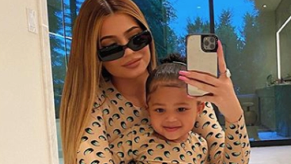 Kylie Jenner vie, ako upútať online pozornosť v outfitoch s dcérou Stormi.