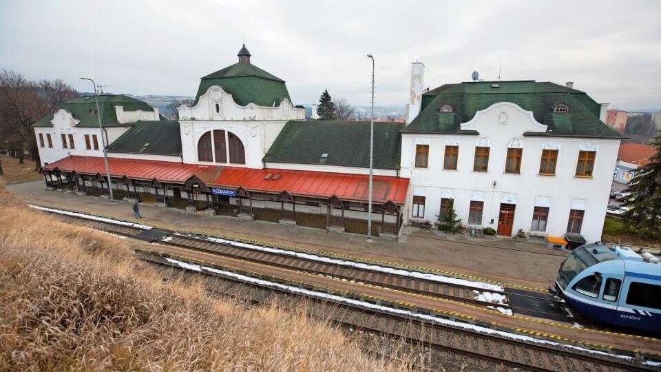 Monumentálna: Kežmarskú stanicu si človek ľahko pomýli s koncertnou sálou.