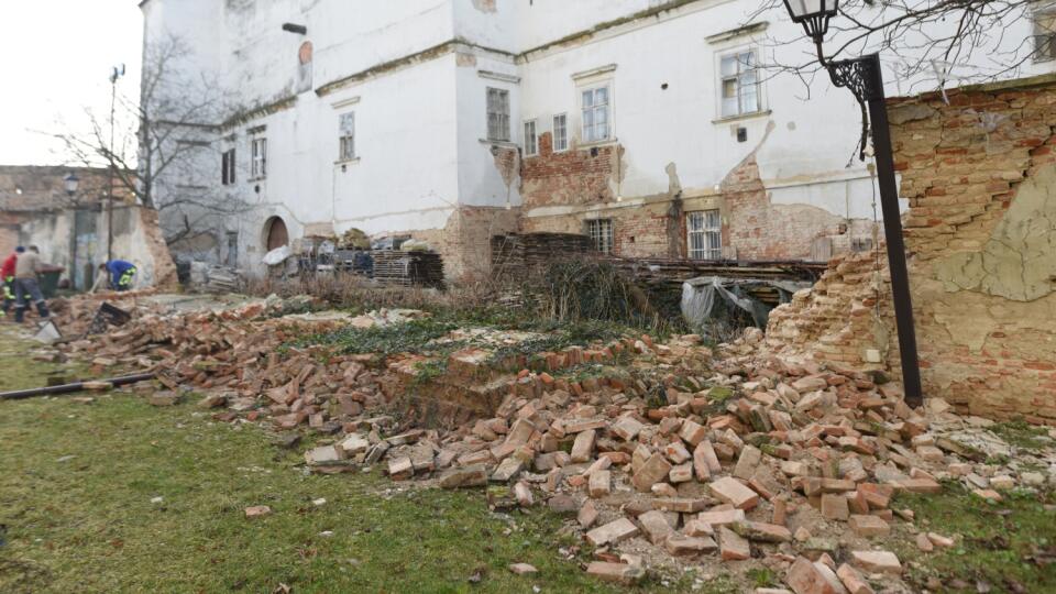spadnutý tehlový múr pri Arcibiskupskom paláci v Trnave 