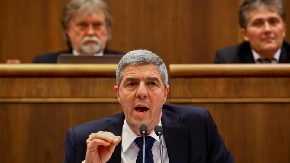 Bugárovi podľa prieskumov preferencie klesajú, chuť do jedla ho však neprechádza.