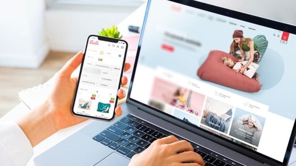 Spotrebitelia využívajú nakupovanie cez e-shopy na rôznych zariadeniach.