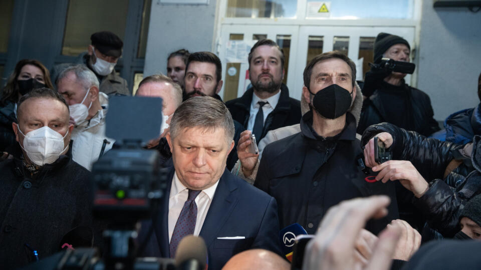 Na snímke je predseda opozičného Smeru-SD Robert Fico po opustení policajnej stanice. Roberta Fica polícia zadržala po tom, čo zvolal protestný sprievod počas lockdownu.