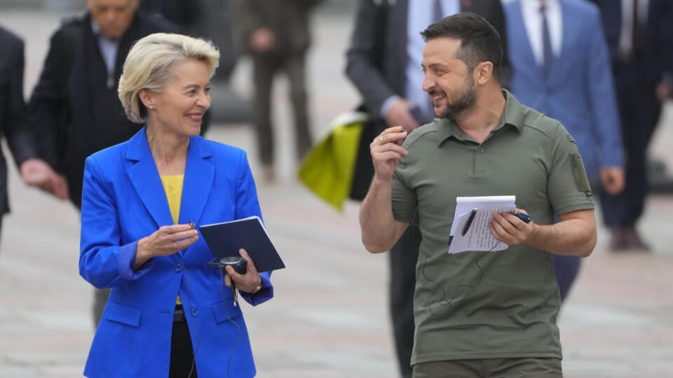PK 47 Kyjev - Na snímke zľava predsedníčka Európskej komisie (EK) Ursula von der Leyenová a ukrajinský prezident Volodymyr Zelenskyj sa rozprávajú počas stretnutia v Kyjeve 15. septembra 2022. FOTO TASR/AP
Ukrainian President Volodymyr Zelenskyy, right, and European Commission President Ursula von der Leyen smile during their meeting in Kyiv, Ukraine, Thursday, Sept. 15, 2022. (AP Photo/Efrem Lukatsky)