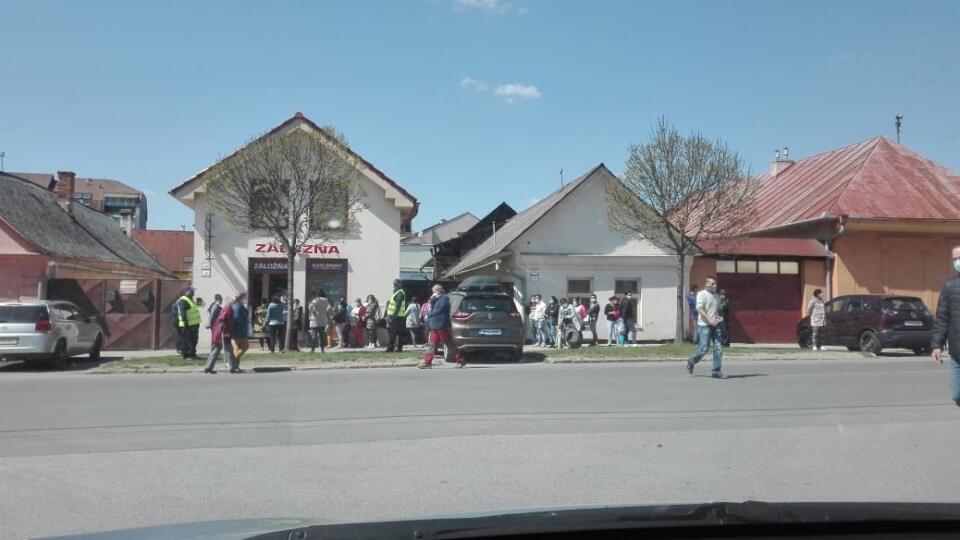 Pred záložňou v Sabinove.