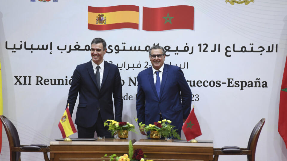 WA 20 Rabat - Španielsky premiér Pedro Sánchez (vľavo) a marocký premiér Azíz Achanúš pózujú pred podpisom bilaterálnych dokumentov počas rokovania vlád Maroka a Španielska v Rabate vo štvrtok 2. februára 2023. FOTO TASR/AP
Spanish Prime Minister Pedro Sanchez and Moroccan Prime Minister Aziz Akhannouch pose for a photo before the signing of bilateral agreements, during the twelfth session of the Moroccan-Spanish high-level meeting, in Rabat, Morocco, Thursday, Feb. 2, 2023. Spanish Prime Mini