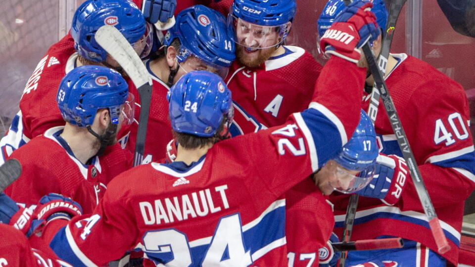 Hokejisti Montrealu Canadiens sa tešia po víťaznom góle, ktorý strelil obranca Jeff Petry (uprostred v pozadí) v predĺžení zápasu zámorskej hokejovej NHL Montreal Canadiens - Anaheim Ducks.