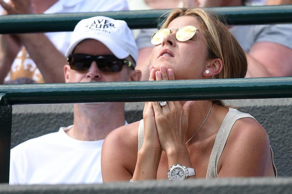 Mirka Federerová aj pri nečakanej rozlúčke svojho manžela na Wimbledone zažiarila. Keďže v dejisku trávnatého grandslamu bolo teplo, sako, v ktorom ju fotografi zachytili po zápase, Mirka vyzliekla a ukázala hlboký výstrih. Najmä v momentoch, keď sa zohla, ukázala, akú slovenskú pýchu skrýva Mirka vo svojom dekolte. Pozrite si jej horúce zábery v GALÉRII.
