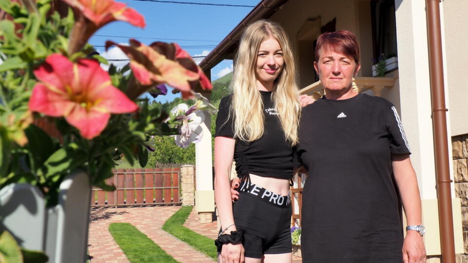 Anna Mydliarová s mladšou dcérou Terezkou na dvore rodinného domu, kde už Dušan Mydliar nikdy nevkročí.