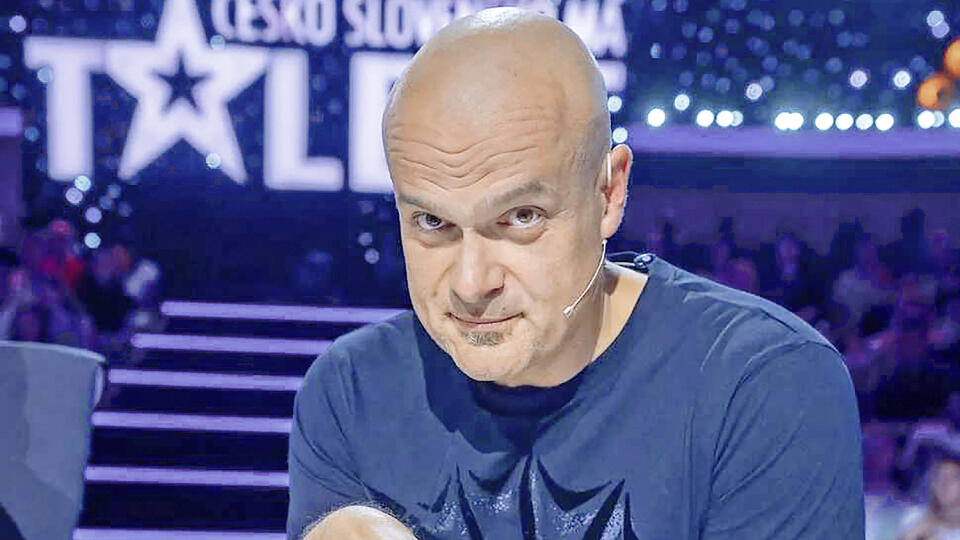 Koniec kolena. Na obraze sme ho roky videli vystrihaného takmer dohola. Zo zadnej časti hlavy mu vzali cibuľky vlasov a transplantovali na jej prednú časť.